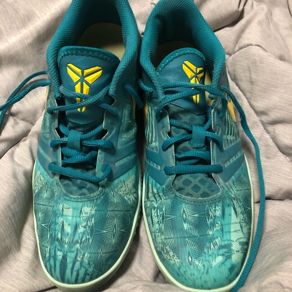 Nike Kobe Mentality Basketball Shoes - Picture 2 of 4